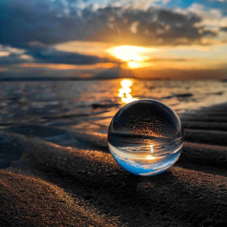 boule de cristal sur la plage hypnose à lyon - boule de cristal sur la plage